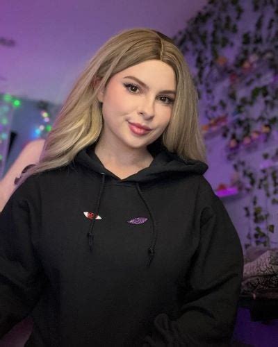Last Updated on: February 26, 2023. Brandy Renee, popularly known by her username reneesrealm is an America-based Tiktok star, Twitch streamer, adult actress, and social media celebrity. She primarily rose to fame by sharing short videos on Tiktok.